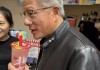 黄仁勋现身北京胡同买蜜雪冰城，店长：他们点了两杯蜜桃四季春（组图）