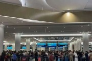 滞留迪拜6天，7次航班取消，一名中国游客咬牙买下54000元机票