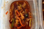 女子外卖中吃出电池，涉事餐馆称暂未确定来源，市监部门介入调查