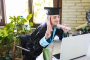 报告：应届大学毕业生对起薪预期高估近2.4万美元
