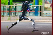 一个手机头部玩家，意外成为机器人“黑马”