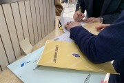 上海二手房交易中心乌泱泱挤满人，感受楼市“小阳春”