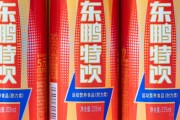 押宝张雪机车迎来营销“高光时刻”，东鹏饮料港股却创历史新低