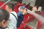 楼盘开盘遭哄抢，保安喷辣椒水，官方通报
