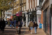 通胀侵蚀消费支出 英国到店客流下滑