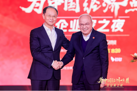 陈景河现场落泪，卢迈呼吁关注农村养育，韩璧丞展示仿生手抓哑铃……上百位企业家共话中国经济新动能