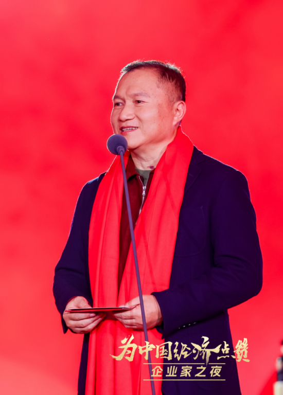 陈景河现场落泪，卢迈呼吁关注农村养育，韩璧丞展示仿生手抓哑铃……上百位企业家共话中国经济新动能