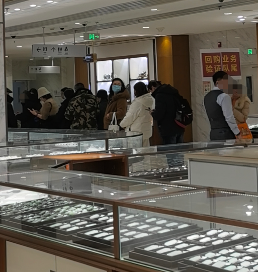 “坑” 还是 “桥”？黄金史诗级震荡，折射投资众生相