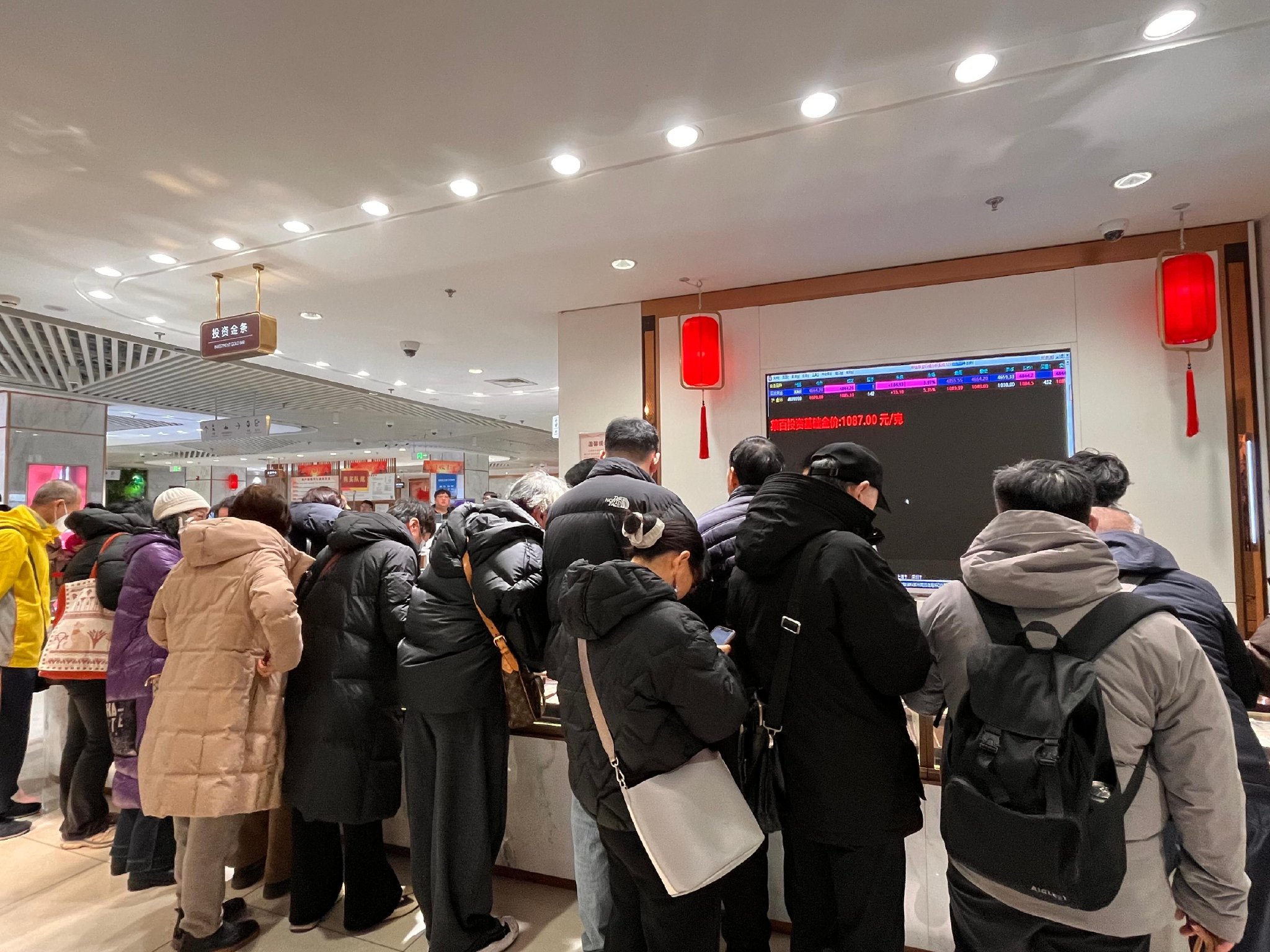 现场直击菜百黄金热：“我就要10克，有没有！”“排俩小时，卖不卖？”