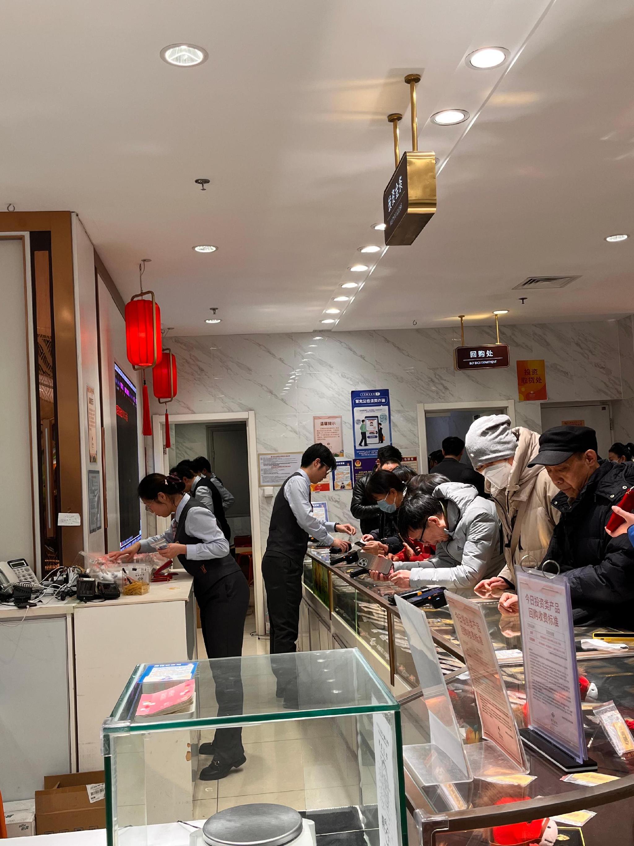 现场直击菜百黄金热：“我就要10克，有没有！”“排俩小时，卖不卖？”