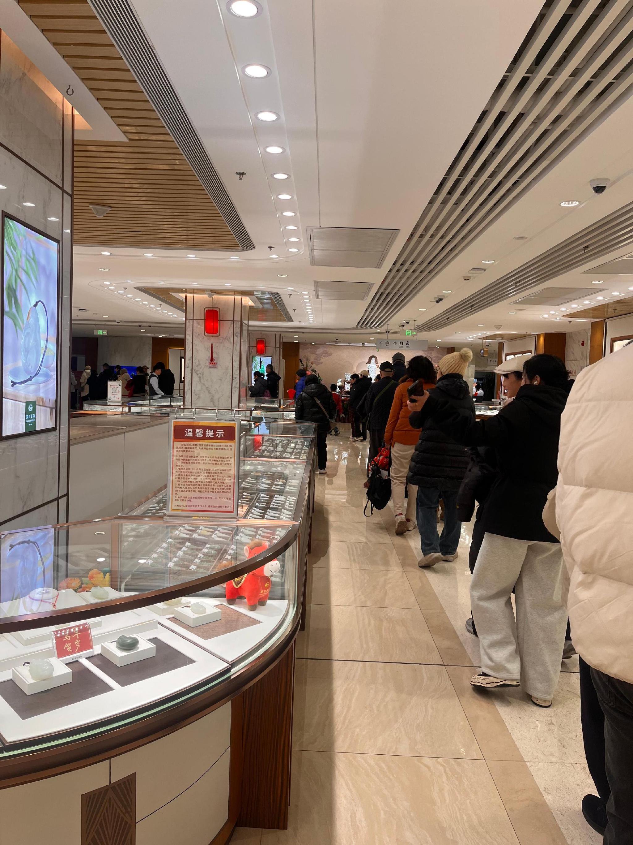 现场直击菜百黄金热：“我就要10克，有没有！”“排俩小时，卖不卖？”