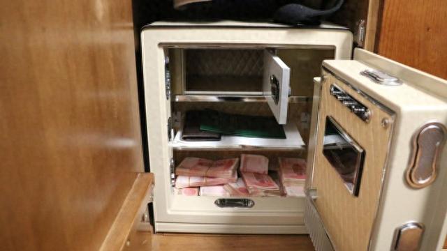 女子家中黄金手镯和数十万元现金被偷，发微信求闺蜜安慰，警方：就是闺蜜干的