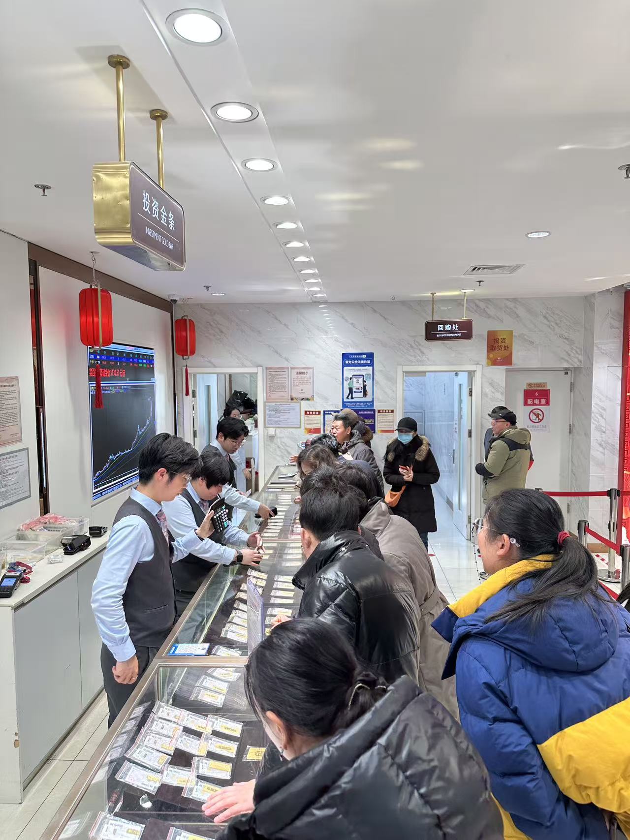 卖还是买？黄金“V型”巨震：回购窗口排起百米长队，有人连续三天买金条