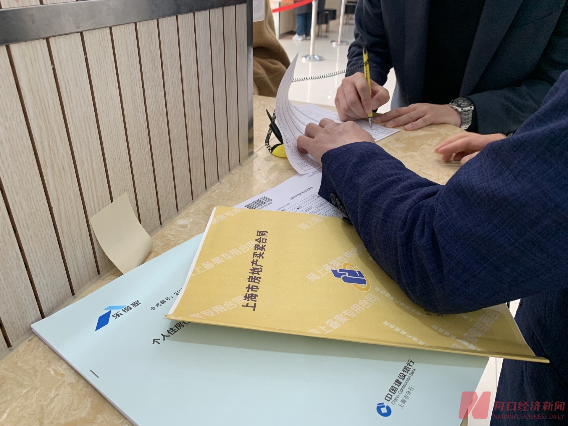 上海二手房交易中心乌泱泱挤满人,感受楼市“小阳春”