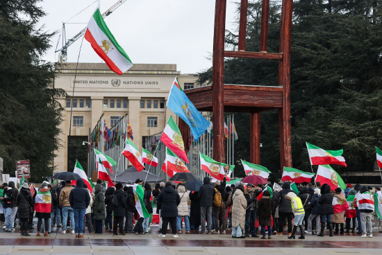 美伊在大规模军事部署背景下举行核谈判