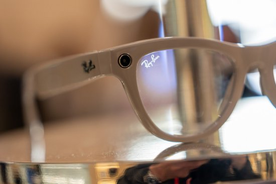 报道:苹果加速推进AI眼镜、智能吊坠与摄像头版AirPods研发