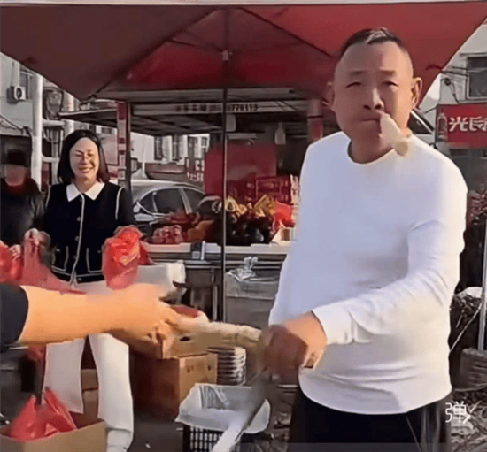 于东来退休后现身老家街头，边吃边叫卖甘蔗，账号改名“傻坏蛋于东来”