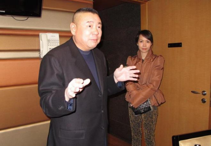 父亲身家超过李嘉诚,他不爱美女爱丑女,继承60亿家产坐地铁上班