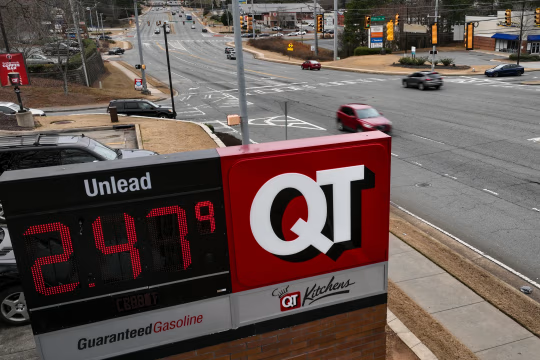 伊朗打击行动危及特朗普核心要务：低油价