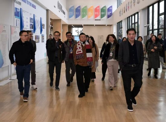 马云现身杭州云谷学校交流AI,蔡崇信、吴泳铭等阿里核心管理层罕见聚齐
