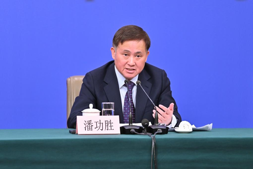中国人民银行行长潘功胜出席十四届全国人大四次会议经济主题记者会