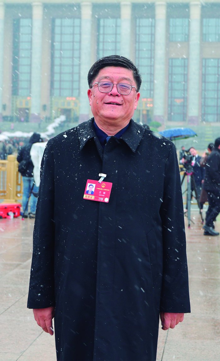 全国人大代表、金晶科技董事长王刚：构建三维支撑体系 助力钙钛矿光伏产业跃升