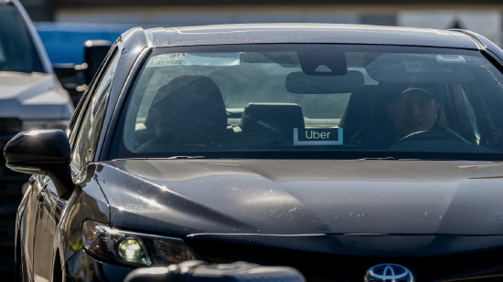 美国汽油价创21个月新高，零工群体在加油站感受切肤之痛