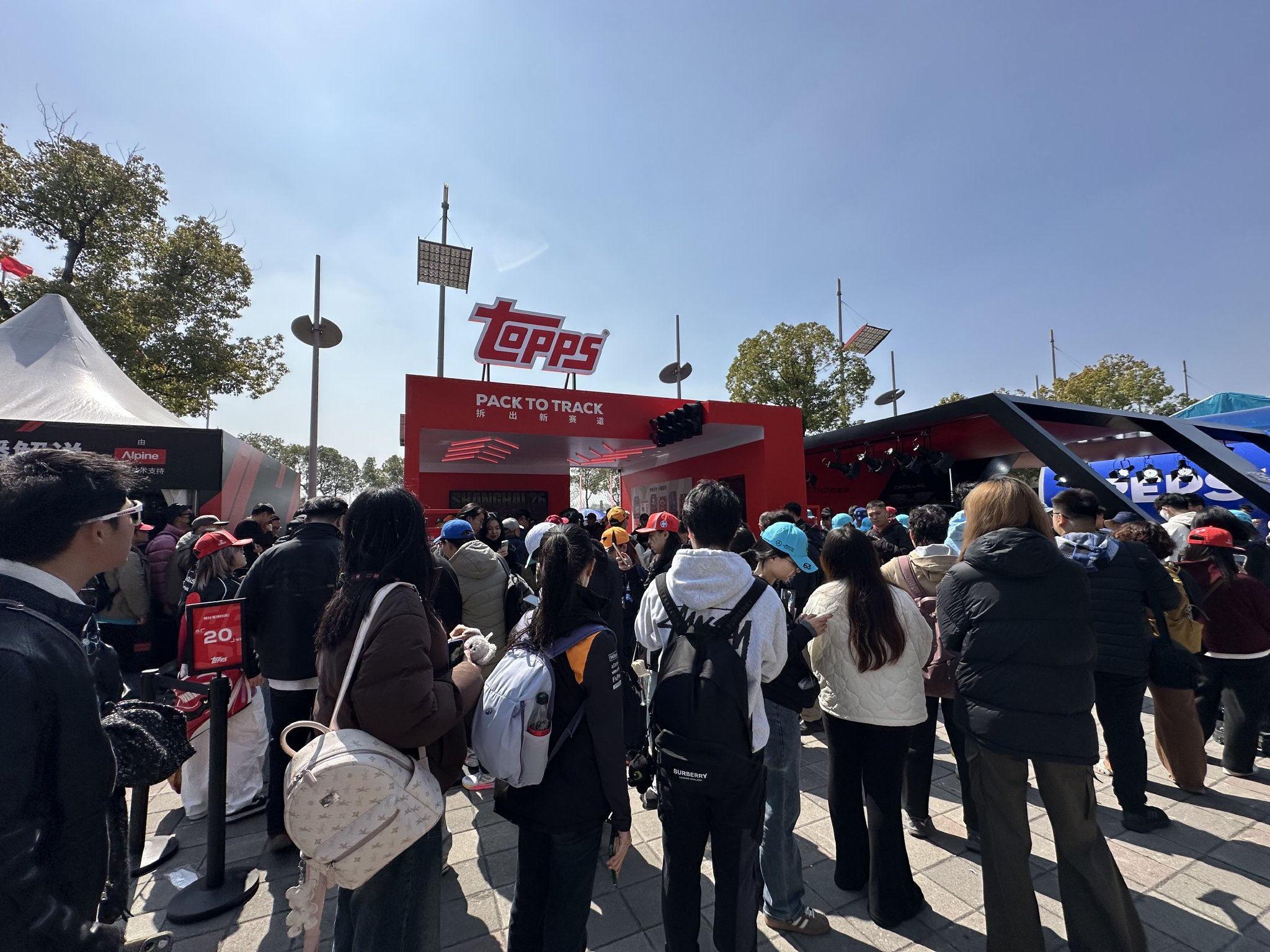 现场直击｜3天23万人次观众涌入上赛场，F1引爆上海文商旅体展消费