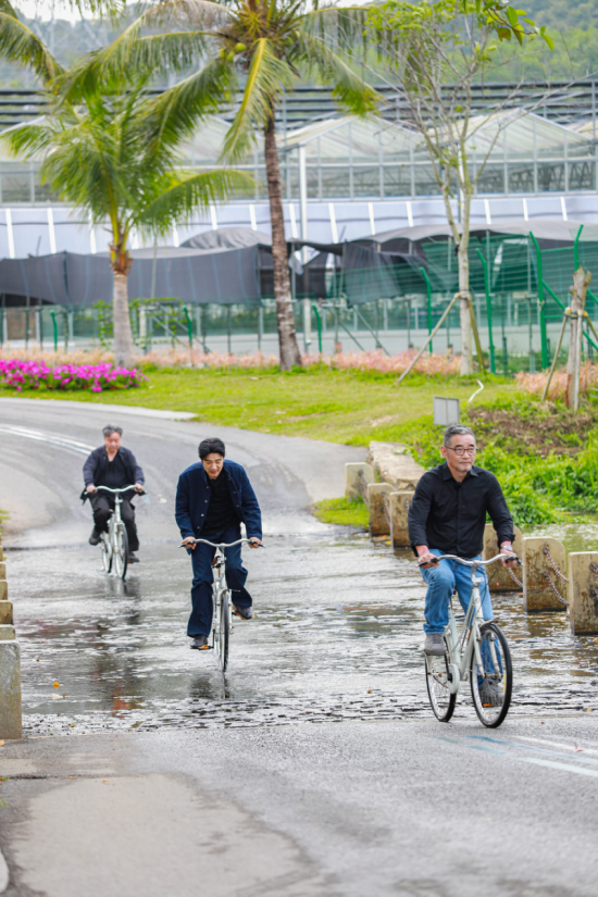 跟着余华、苏童、李光洁去骑行!《一个文学的午后》走进三亚大茅远洋生态村