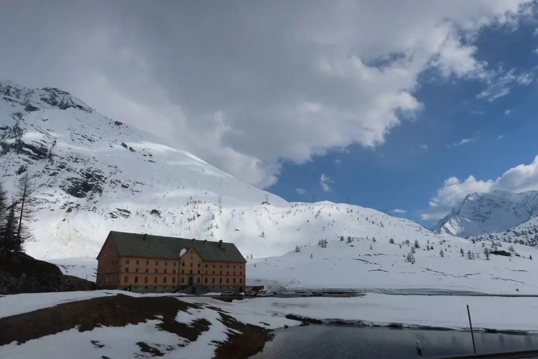 大批富豪撤离！迪拜楼市崩盘，香港意外回春