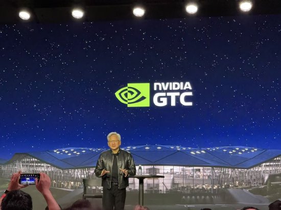 黄仁勋访谈：营收远超万亿美元，中国市场在重启，中国车企很强