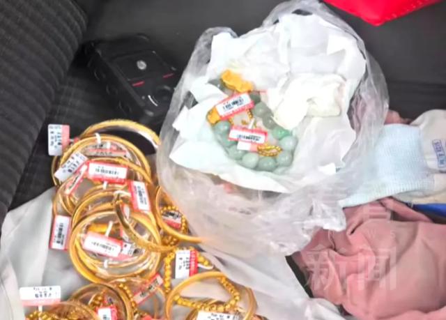 上海一金店凌晨被盗百万黄金！嫌犯为躲监控竟倒着走，半瓶可乐成破案关键