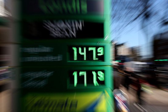 美媒：伊朗战事持续或致油价升至180美元