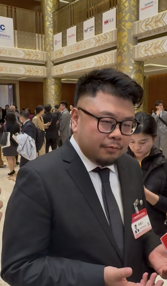 强脑科技韩璧丞：感谢马斯克与奥特曼 未来残疾人可以用意念打字