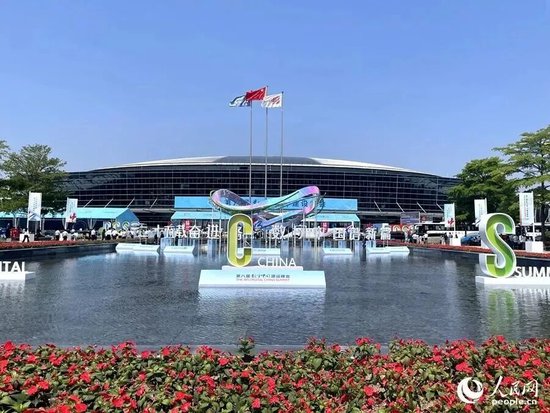 福建省委常委、常务副省长王永礼，福州市委副书记、市长吴贤德，在北京答记者问