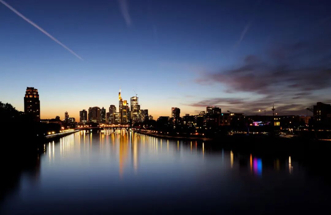 欧元EURUSD拉响滞胀警报!增长腰斩+通胀反扑,欧洲陷入双杀困局