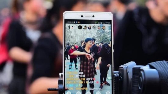 老铁经济的黄昏，可灵扛着快手跑