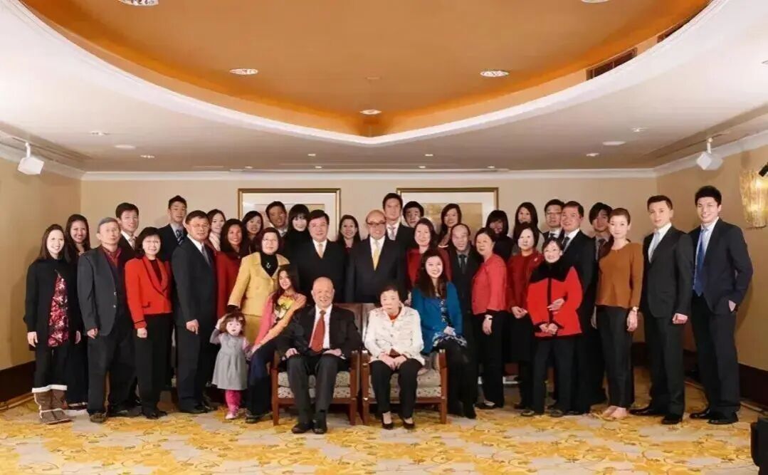 千亿豪门越斗越富?兄弟反目、母子对簿公堂,却干出10家上市公司!