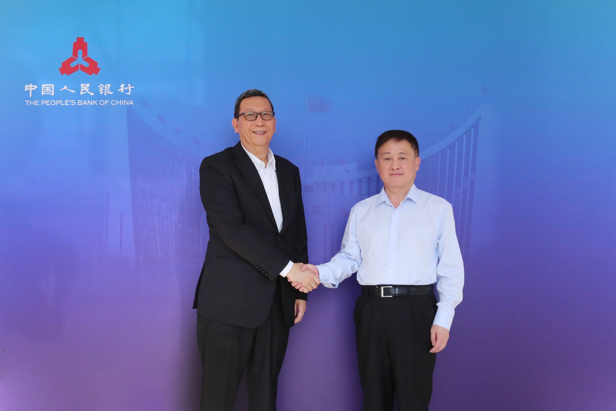 中国人民银行行长潘功胜会见澳门金融管理局行政管理委员会主席黄善文