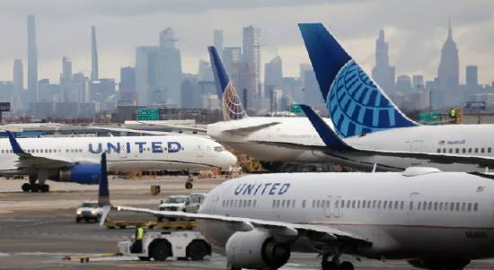 伊朗冲突致燃油价格近乎翻倍 美联航托运行李费上涨10至50美元