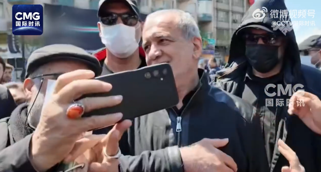 伊朗民众大规模集会悼念哈梅内伊，总统出席！霍尔木兹海峡传来消息 美媒：超级油轮可能要付200万美元通行费