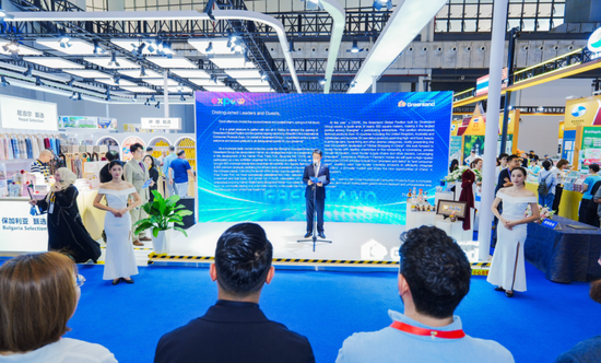 “绿地全球馆”携25款首发新品亮相第六届消博会，抢抓海南自贸港封关后首展机遇，服务高水平对外开放