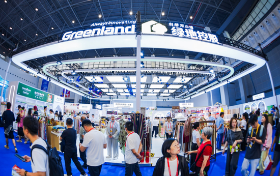 “绿地全球馆”携25款首发新品亮相第六届消博会，抢抓海南自贸港封关后首展机遇，服务高水平对外开放