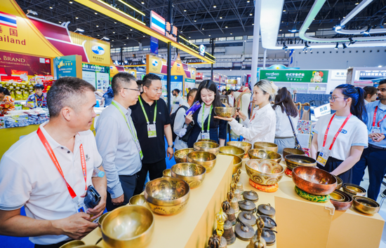 “绿地全球馆”携25款首发新品亮相第六届消博会，抢抓海南自贸港封关后首展机遇，服务高水平对外开放