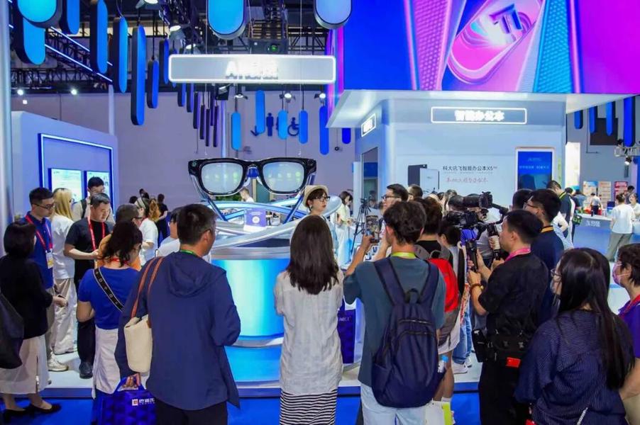 科大讯飞携AI眼镜亮相消博会,全场景AI赋能海南自贸港跨语言沟通