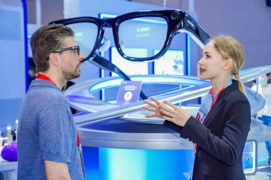 科大讯飞携AI眼镜亮相消博会,全场景AI赋能海南自贸港跨语言沟通