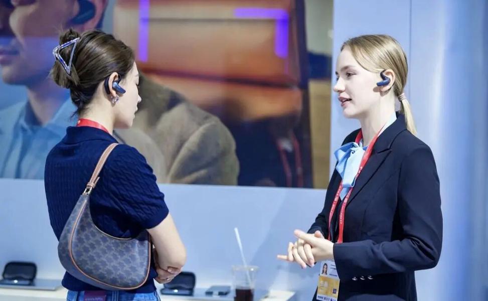 科大讯飞携AI眼镜亮相消博会,全场景AI赋能海南自贸港跨语言沟通