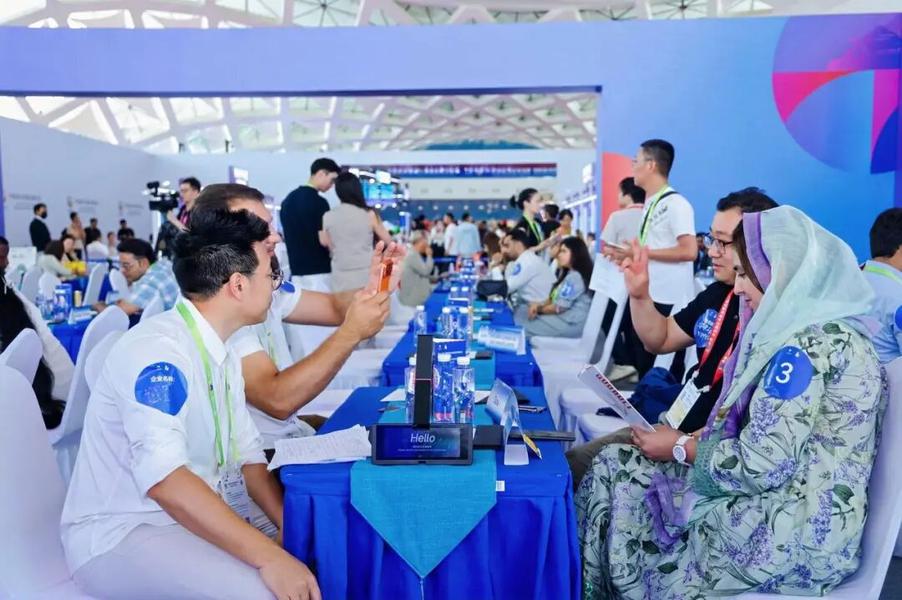 科大讯飞携AI眼镜亮相消博会,全场景AI赋能海南自贸港跨语言沟通