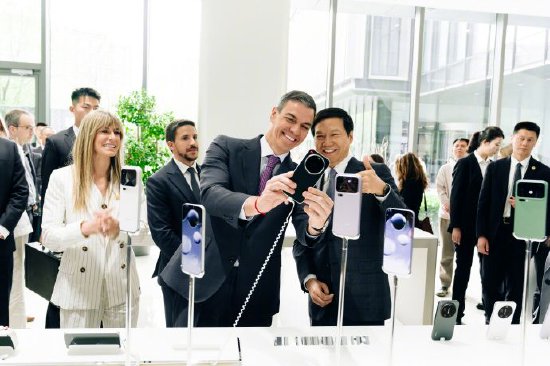 阿联酋阿布扎比王储会见小米雷军，雷军晒现场照片