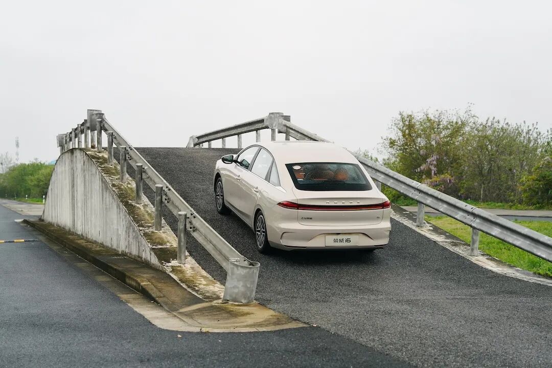 全新荣威i6在油电分水岭 充分证明成为一款国民好车的实力